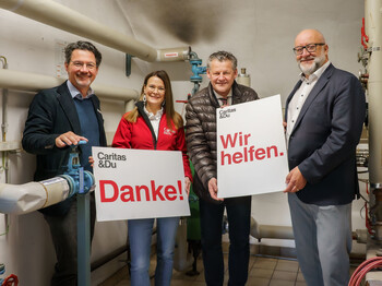 Engagement für Menschen in Not: Stadtwerke-Vorstand Erwin Smole (re),
Bürgermeister Christian Scheider (2. v. re), Caritasdirektor Ernst Sandriesser sowie Roberta Striedinger (Caritas)
Stadtwerke-Vorstand Erwin Smole, Bürgermeister Christian Scheider, Caritasdirektor Ernst Sandriesser sowie Roberta Striedinger halten zwei Schilder mit "Danke" und "Wir helfen" im Heizungskeller der Wohnungslosentagessätte "Eggerheim".