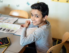 Ein Schüler beim Aufgaben machen im Lerncafé.