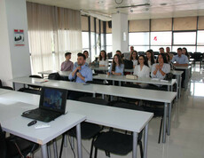 Die Projektbegünstigten im Kosovo sitzen in den Schulbänken und haben Unterricht.