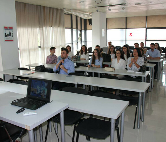 Die Projektbegünstigten im Kosovo sitzen in den Schulbänken und haben Unterricht.