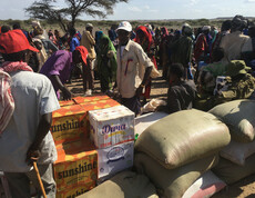 Die Menschen in Afrika stellen sich für die Essensverteilung während der Dürre an.