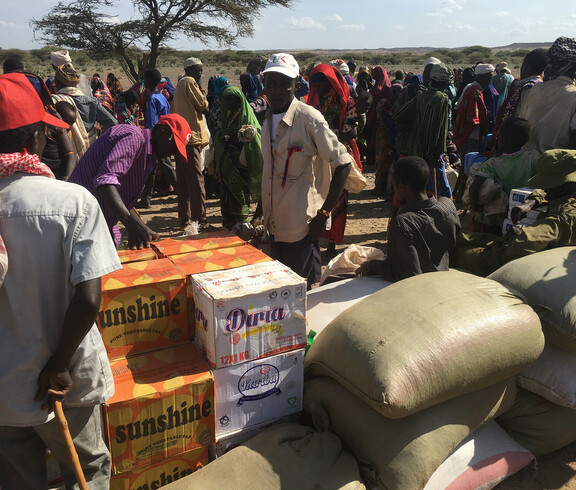 Die Menschen in Afrika stellen sich für die Essensverteilung während der Dürre an.