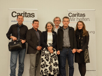 Feierten 50 Jahre Lebensberatung: Menschen in Krisen-Bereichsleiterin Ursula Luschnig (3. v. li), Karlheinz Weidinger (Leiter Männerberatung, 2. v. re.), Petra Eder (Stellenleiterin Klagenfurt, re), Kabarettist Ingo Vogl (li) und die Vortragenden Christoph Hutter (2. v. li) sowie Werner Wintersteiner (4. v. li).