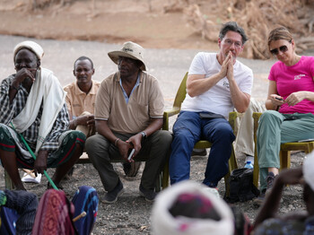 Caritasdirektor Ernst Sandriesser hat in Kenia die vielfältigen Projekte der Caritas Kärnten besucht und ist dabei mit vielen Menschen ins Gespräch gekommen, die im Kampf ums Überleben dringend auf Hilfe angewiesen sind.