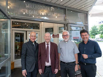 Viktor Omelko mit Bischof Marketz, Ernst Sandriesser und Michael Landau vor dem magdas Lokal in Klagenfurt.