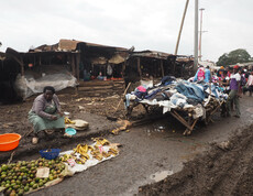 Zu sehen ist eine Straße in den Slum Korogocho die als Marktplatz umfunktioniert wurde