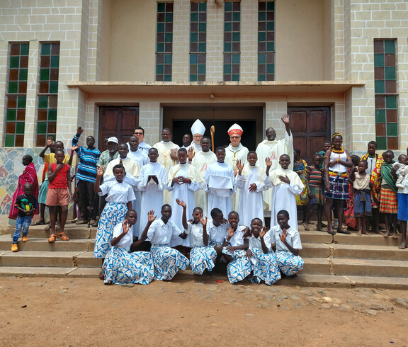 Ein Gruppenfoto der Zelebranten des Gottesdienst zur Eröffnung der neuen Bäckerei